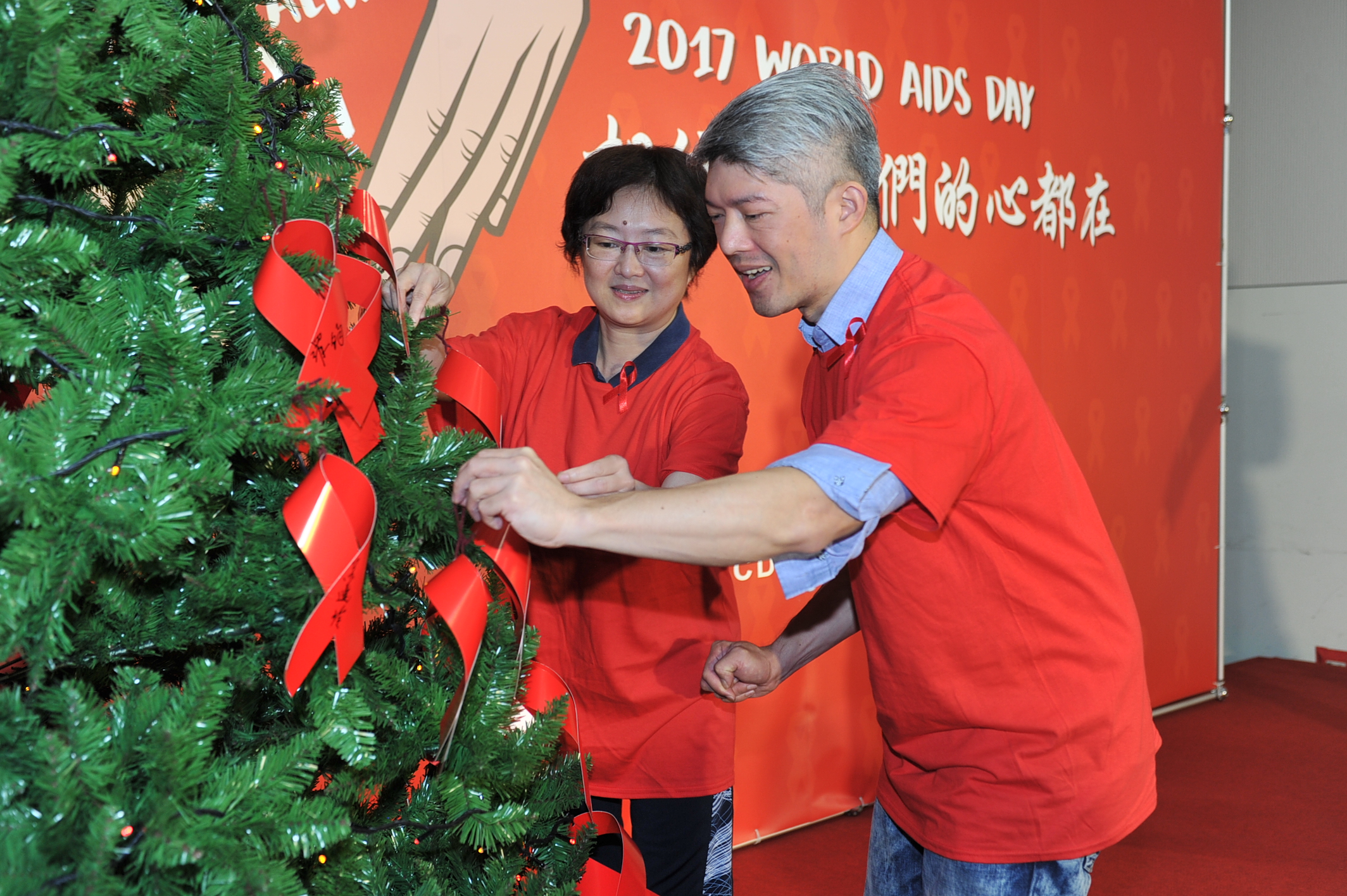愛滋感染者瓢蟲和他的姐姐一起將紅絲帶掛上聖誕樹.JPG