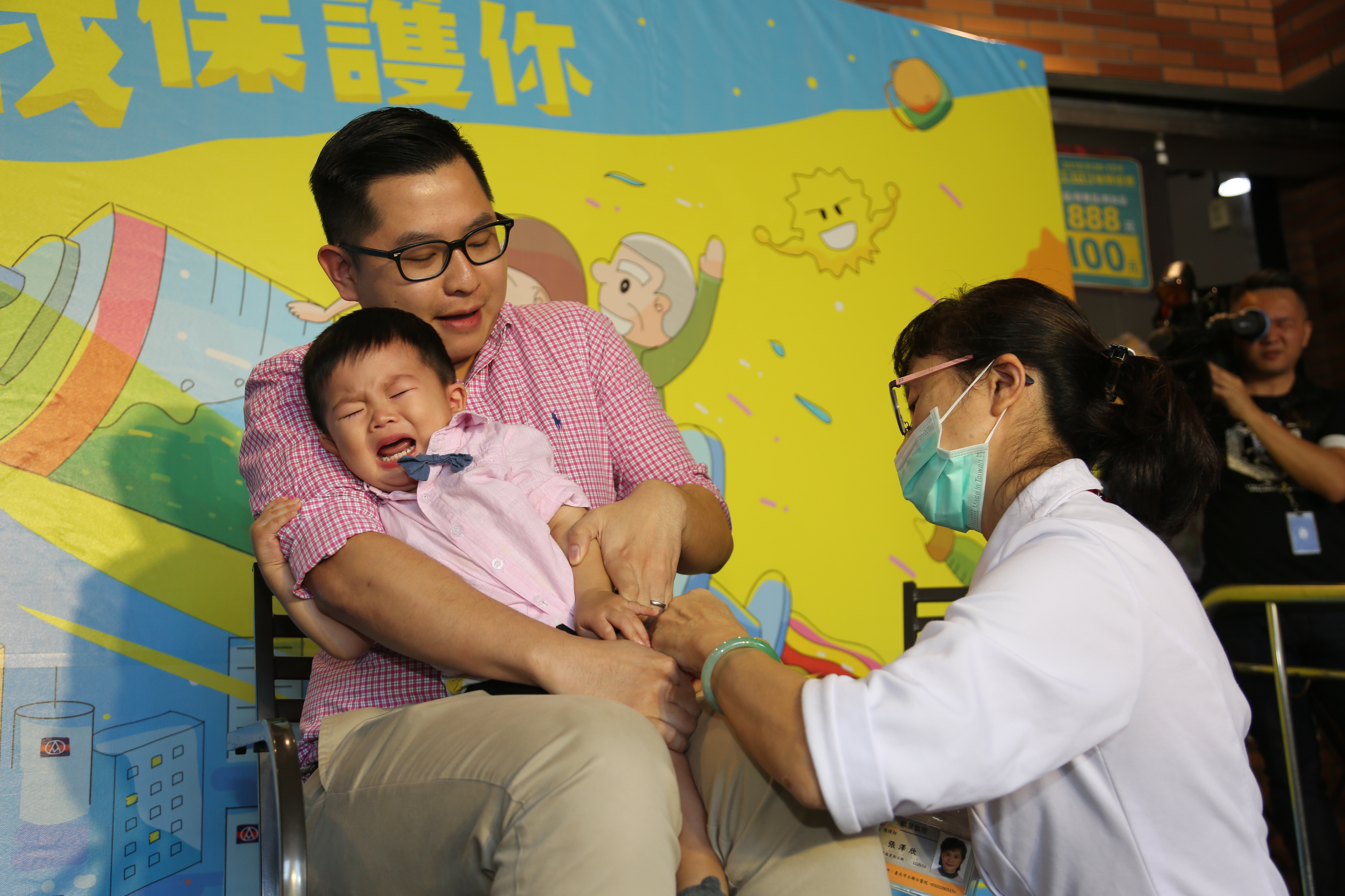 公費流感疫苗接種對象代表，由2歲堂堂現場接種流感疫苗。.JPG