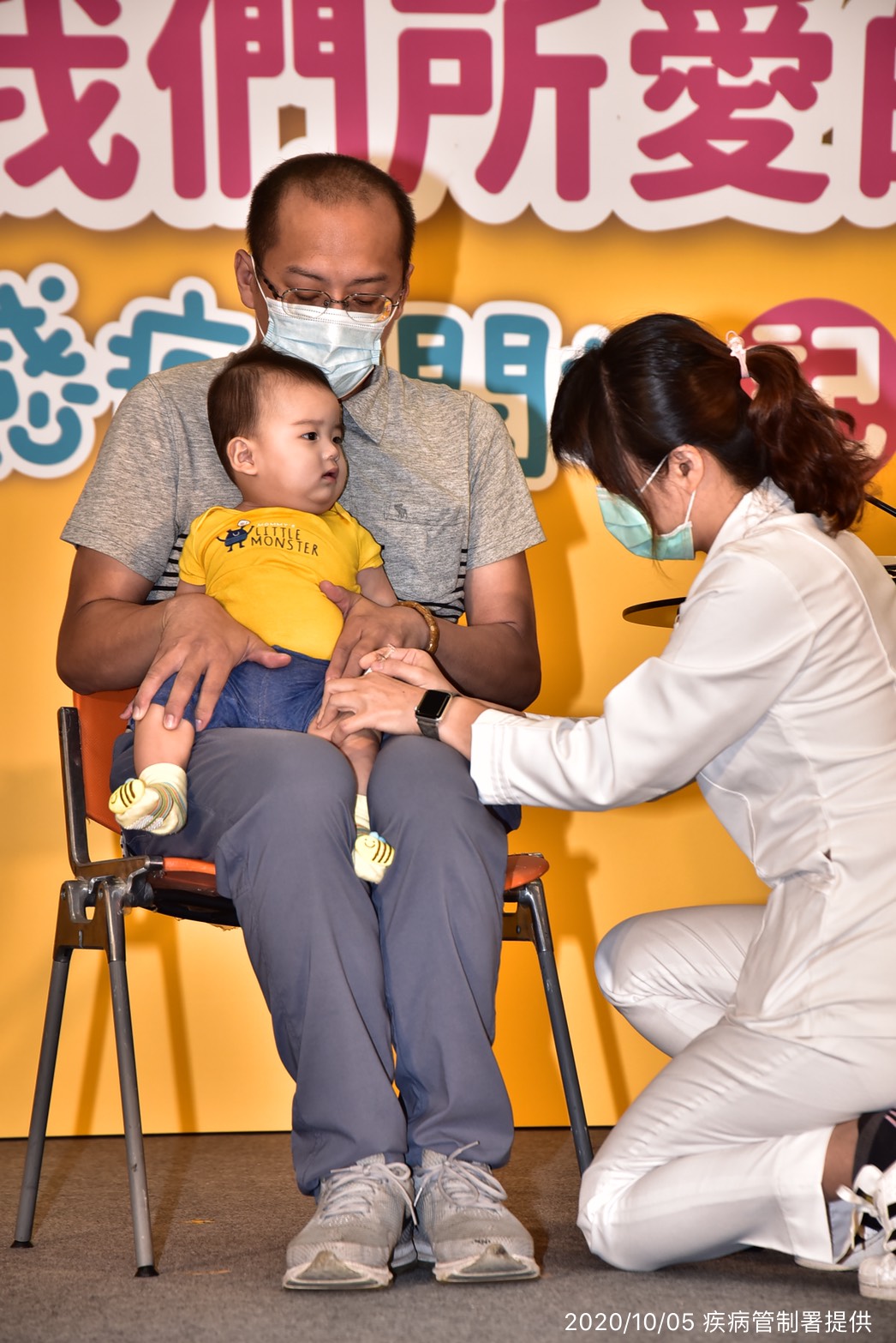 圖-雙胞胎陳小兄妹為出生滿6個月以上至國小入學前之公費對象，接種公費流感疫苗2.jpg