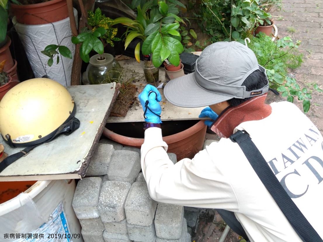 圖-疾管署防疫人於台南市仁德區本土登革熱個案之東區工作地周邊查核病媒孳生源