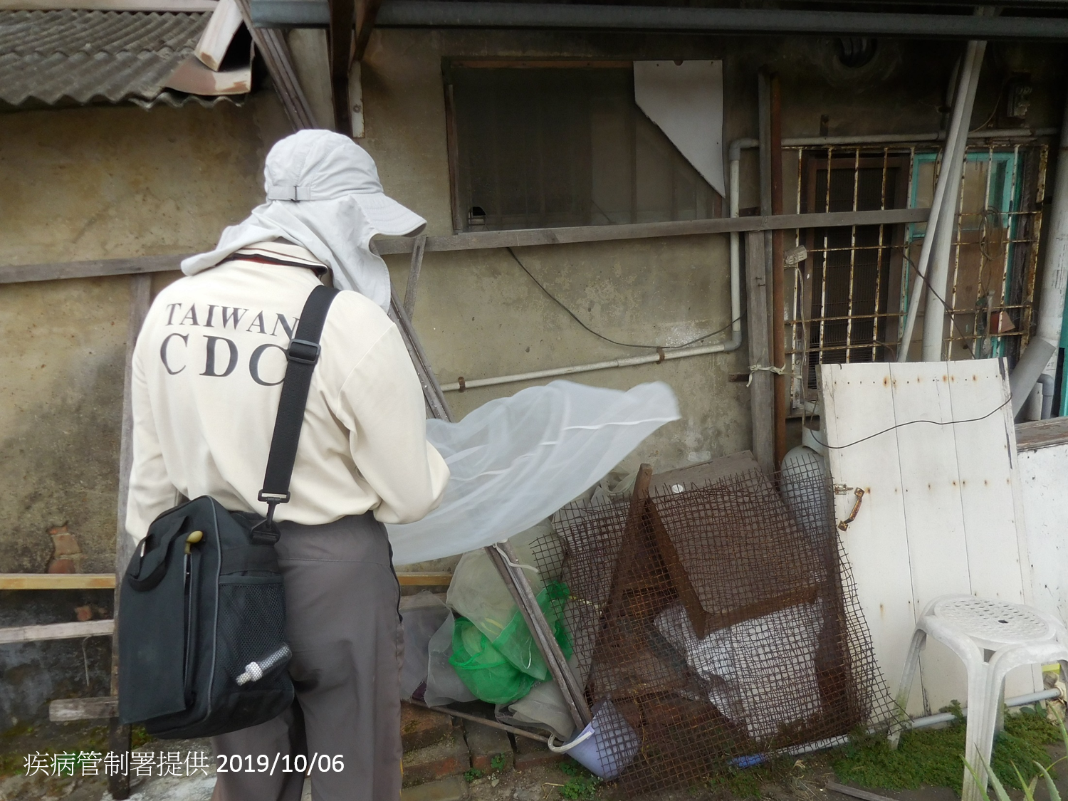 圖-疾管署防疫人員於台南市東區後甲里本土登革熱個案居住地周邊查核孳生源。.png