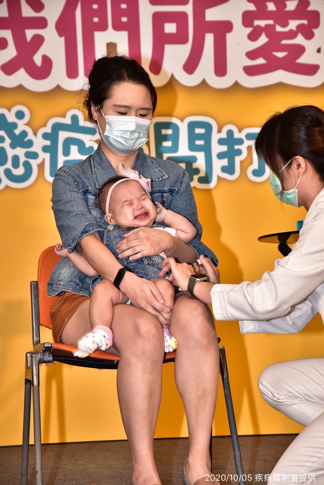 圖-雙胞胎陳小兄妹為出生滿6個月以上至國小入學前之公費對象，接種公費流感疫苗1.jpg