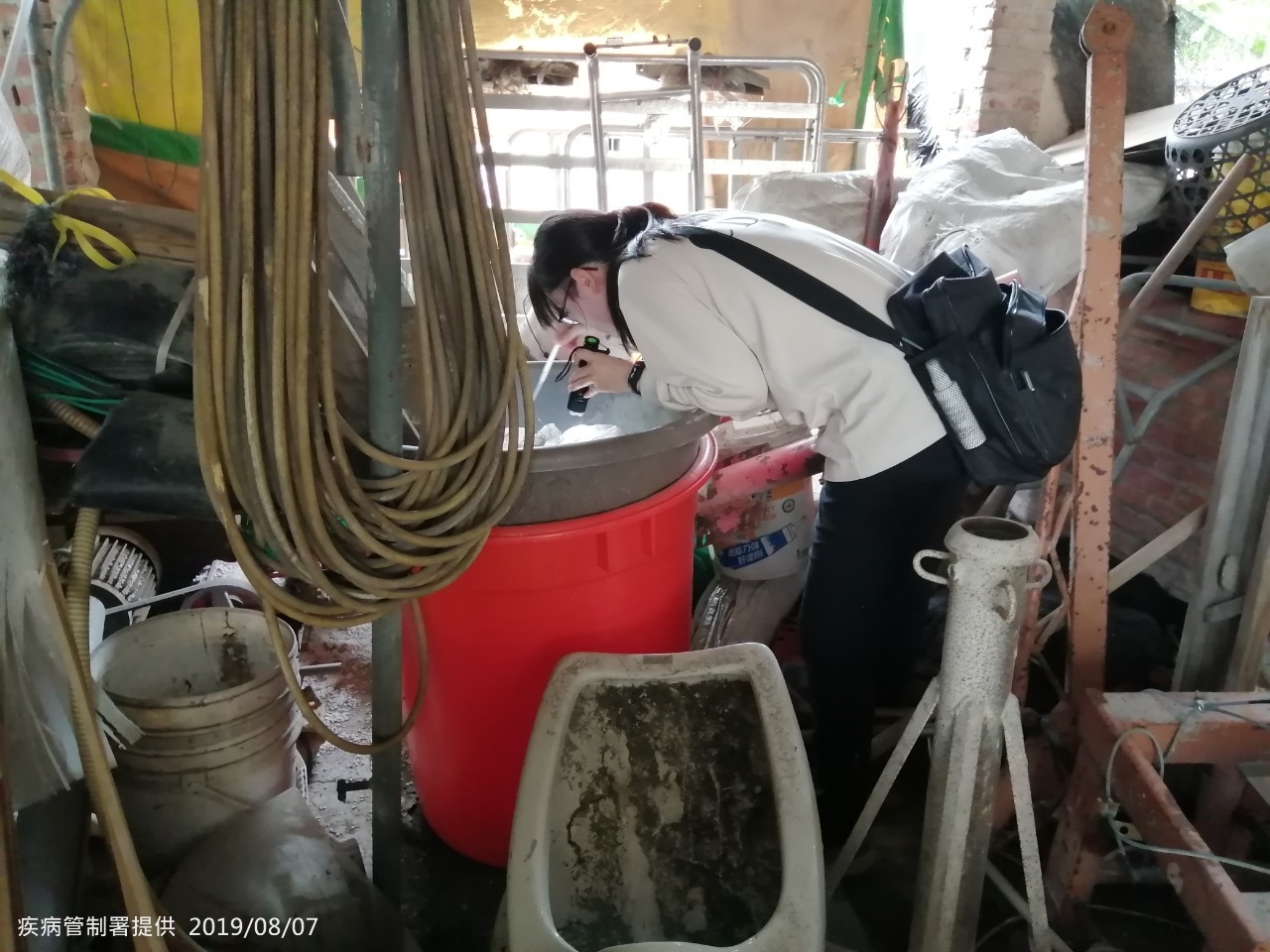 圖-疾管署防疫人員於台南市安南區公塭里執行孳生源查核