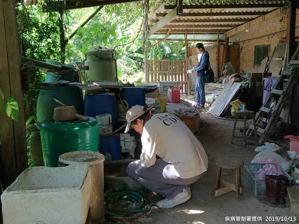 圖-疾管署防疫人員持續加強樹林區坡內里個案住家及菜園周邊之病媒蚊調查