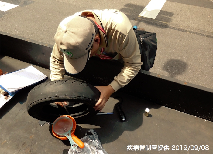疾管署防疫人員前往台南市東區個案住家周邊進行病媒孳生源查核。(疾管署提供).jpg