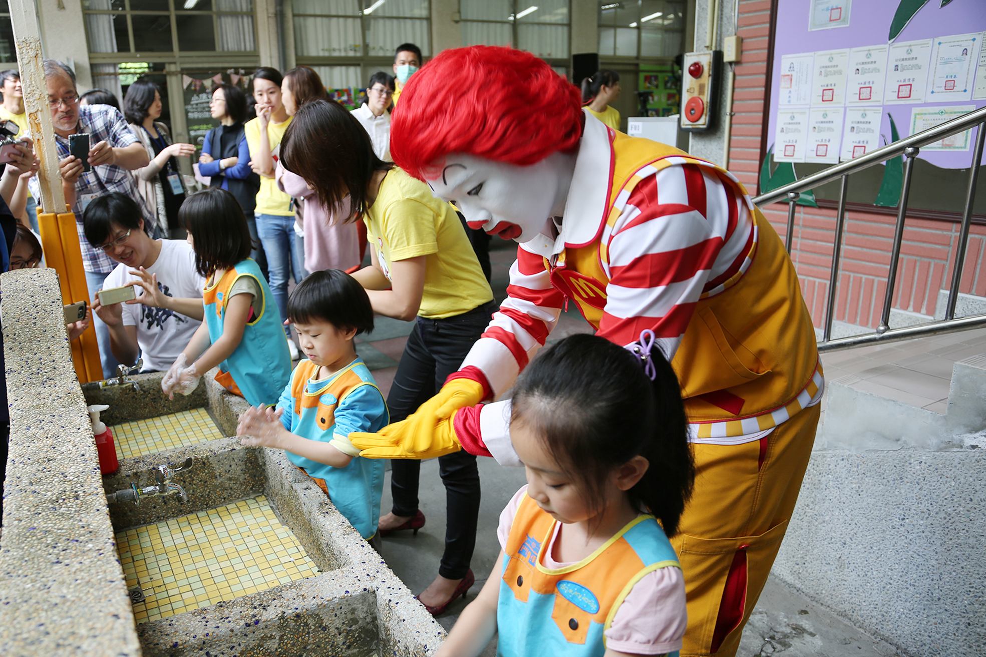麥當勞叔叔現場帶領小朋友正確洗手示範2.jpg