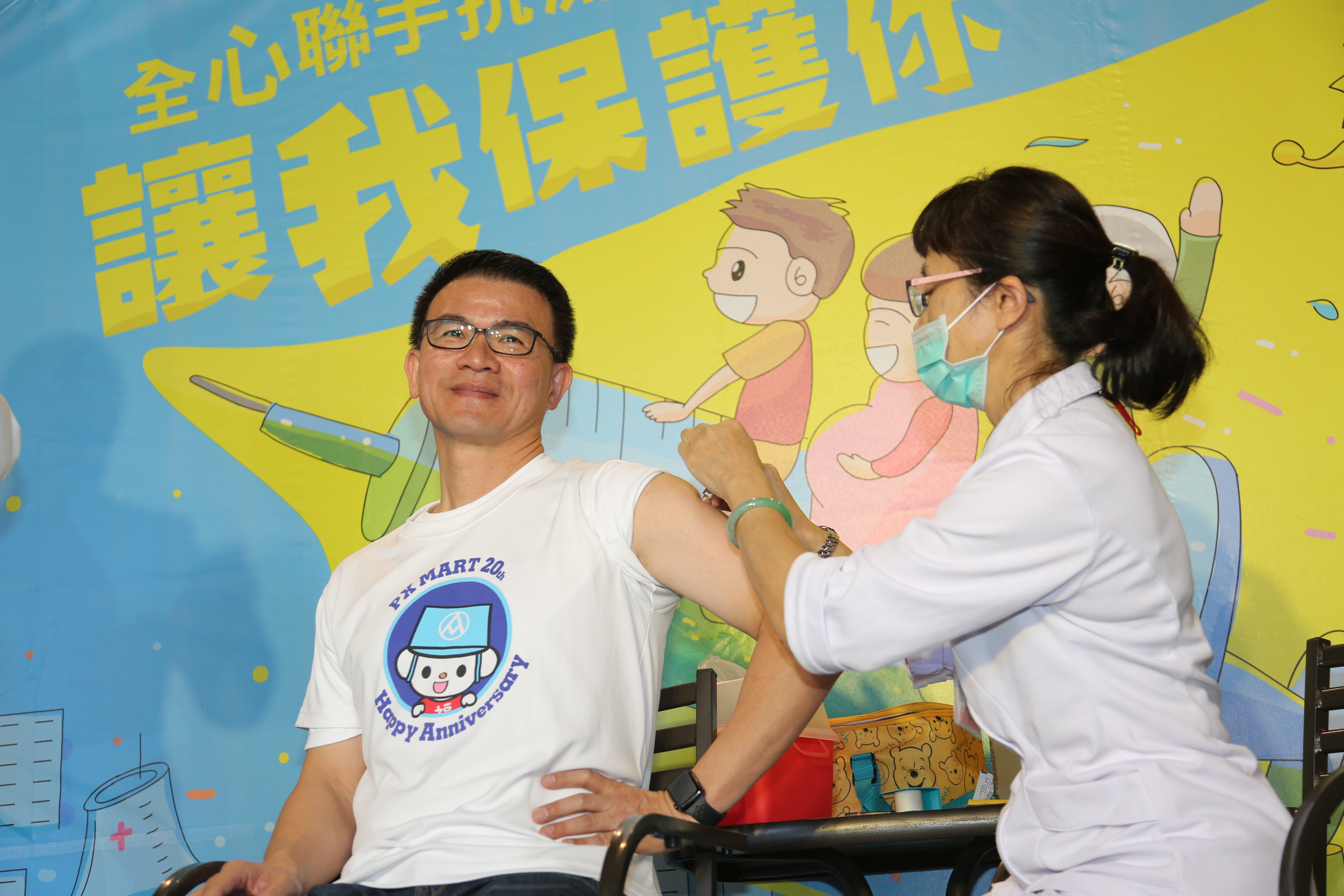 全聯營運長蔡篤昌今日也捲袖接種流感疫苗，歡迎符合公費接種的對象可以善用全聯流感疫苗接種站服務.JPG