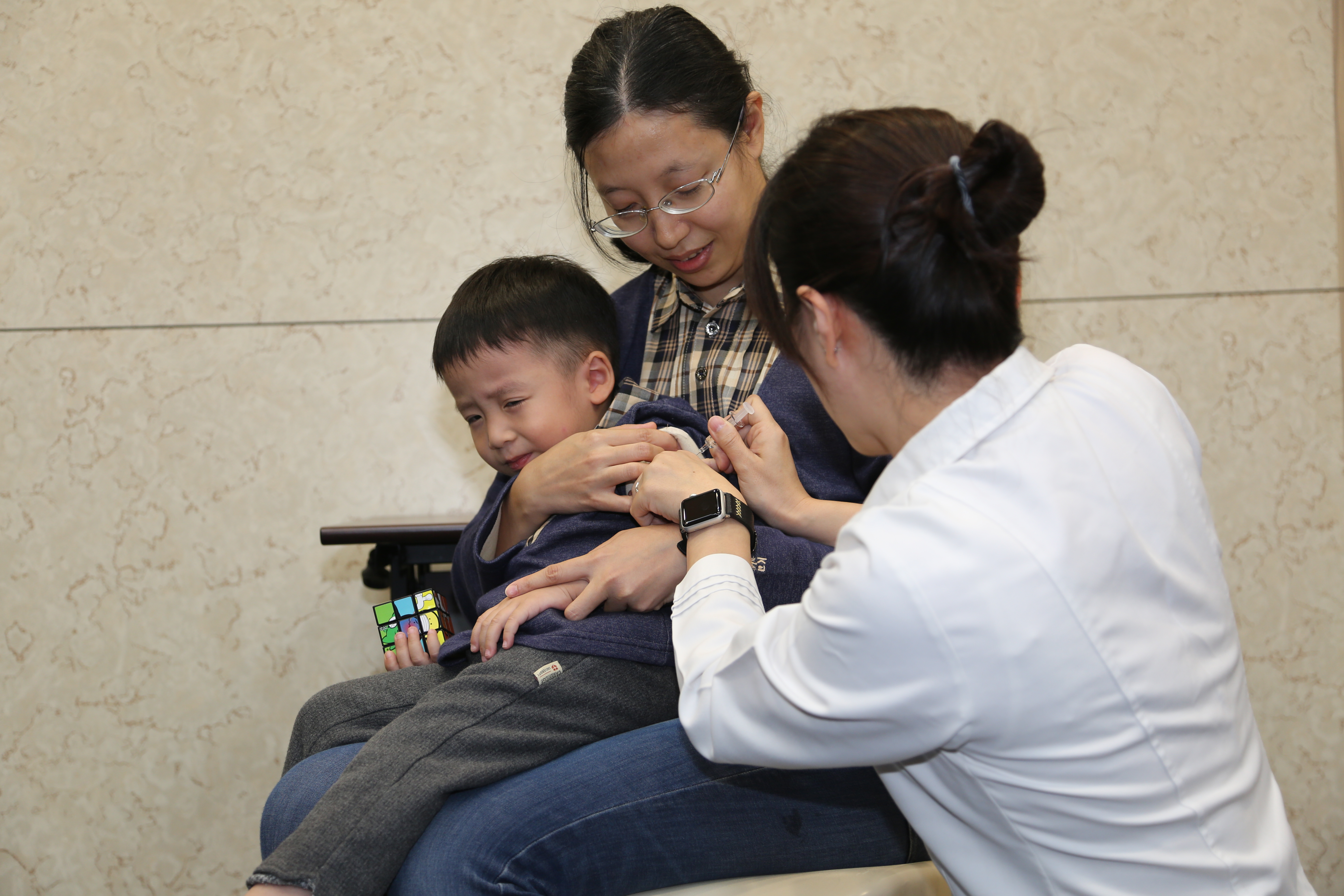 疾病管制署防疫醫師 劉宇倫今天帶學齡前的兒子接種流感疫苗.JPG